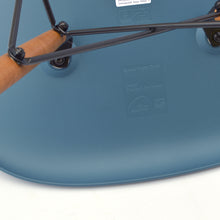 Lade das Bild in den Galerie-Viewer, Vitra – Eames Plastic Side Chair RE DSW, Untergestell Esche, honigfarben & weitere Farben
