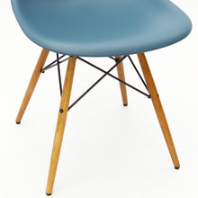 Lade das Bild in den Galerie-Viewer, Vitra – Eames Plastic Side Chair RE DSW, Untergestell Esche, honigfarben & weitere Farben