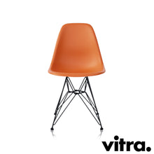 Lade das Bild in den Galerie-Viewer, Vitra Eames Plastic Side Chair RE DSR, Untergestell schwarz (outdoor tauglich) & weitere Farben
