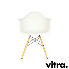 Lade das Bild in den Galerie-Viewer, Vitra Eames Plastic Armchair RE DAW, Untergestell Ahorn, gelblich & weitere Farben