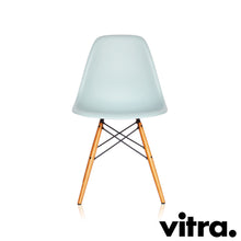 Lade das Bild in den Galerie-Viewer, Vitra Eames Plastic Side Chair DSW, Untergestell Ahorn, gelblich & weitere Farben