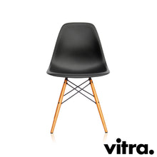 Lade das Bild in den Galerie-Viewer, Vitra Eames Plastic Side Chair DSW, Untergestell Ahorn, gelblich & weitere Farben