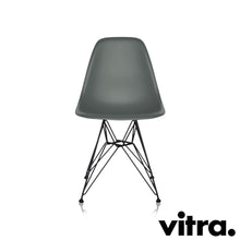 Lade das Bild in den Galerie-Viewer, Vitra Eames Plastic Side Chair RE DSR, Untergestell schwarz (outdoor tauglich) & weitere Farben