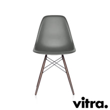 Lade das Bild in den Galerie-Viewer, Vitra Eames Plastic Side Chair DSW, Untergestell Ahorn, dunkel & weitere Farben