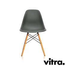 Lade das Bild in den Galerie-Viewer, Vitra Eames Plastic Side Chair DSW, Untergestell Ahorn, gelblich & weitere Farben