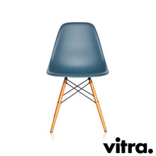 Lade das Bild in den Galerie-Viewer, Vitra Eames Plastic Side Chair DSW, Untergestell Ahorn, gelblich & weitere Farben