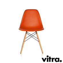 Lade das Bild in den Galerie-Viewer, Vitra Eames Plastic Side Chair DSW, Untergestell Ahorn, gelblich & weitere Farben