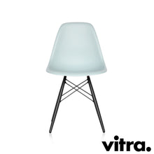 Lade das Bild in den Galerie-Viewer, Vitra Eames Plastic Side Chair DSW, Untergestell Ahorn, schwarz & weitere Farben