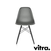 Lade das Bild in den Galerie-Viewer, Vitra Eames Plastic Side Chair DSW, Untergestell Ahorn, schwarz & weitere Farben