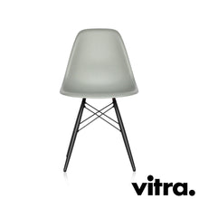 Lade das Bild in den Galerie-Viewer, Vitra Eames Plastic Side Chair DSW, Untergestell Ahorn, schwarz & weitere Farben