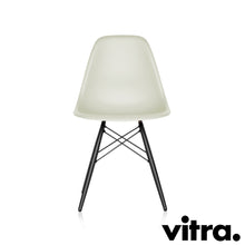 Lade das Bild in den Galerie-Viewer, Vitra Eames Plastic Side Chair DSW, Untergestell Ahorn, schwarz & weitere Farben