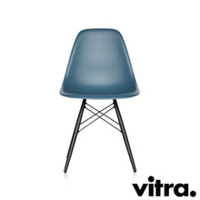 Lade das Bild in den Galerie-Viewer, Vitra Eames Plastic Side Chair DSW, Untergestell Ahorn, schwarz & weitere Farben