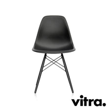 Lade das Bild in den Galerie-Viewer, Vitra Eames Plastic Side Chair DSW, Untergestell Ahorn, schwarz & weitere Farben