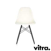 Lade das Bild in den Galerie-Viewer, Vitra Eames Plastic Side Chair DSW, Untergestell Ahorn, schwarz & weitere Farben