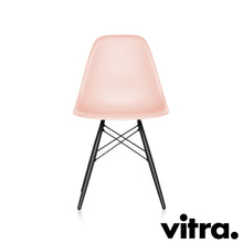 Lade das Bild in den Galerie-Viewer, Vitra Eames Plastic Side Chair DSW, Untergestell Ahorn, schwarz & weitere Farben
