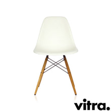 Lade das Bild in den Galerie-Viewer, Vitra – Eames Plastic Side Chair RE DSW, Untergestell Esche, honigfarben & weitere Farben