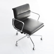 Lade das Bild in den Galerie-Viewer, vitra Eames Soft Pad Chair EA 217, Bürostuhl mit Rollen, Leder / verchromt