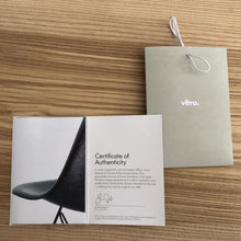 Load the image into the gallery viewer, Vitra Eames Fiberglass Side Chair DSW, Untergestell Ahorn, schwarz & weitere Farben