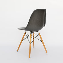 Charger l'image dans la galerie, vitra Eames Fiberglass Side Chair DSW, Untergestell Ahorn, gelblich & weitere Farben