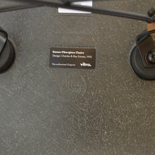 Charger l'image dans la galerie, vitra Eames Fiberglass Side Chair DSW, Untergestell Ahorn, gelblich & weitere Farben