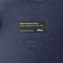 Load the image into the gallery viewer, Vitra Eames Fiberglass Side Chair DSW, Untergestell Ahorn, schwarz & weitere Farben