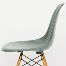 Charger l'image dans la galerie, vitra Eames Fiberglass Side Chair DSW, Untergestell Ahorn, gelblich & weitere Farben