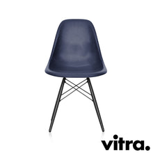 Load the image into the gallery viewer, Vitra Eames Fiberglass Side Chair DSW, Untergestell Ahorn, schwarz & weitere Farben