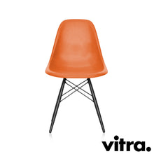 Load the image into the gallery viewer, Vitra Eames Fiberglass Side Chair DSW, Untergestell Ahorn, schwarz & weitere Farben
