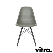 Load the image into the gallery viewer, Vitra Eames Fiberglass Side Chair DSW, Untergestell Ahorn, schwarz & weitere Farben