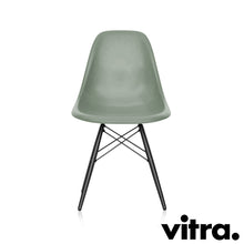 Load the image into the gallery viewer, Vitra Eames Fiberglass Side Chair DSW, Untergestell Ahorn, schwarz & weitere Farben
