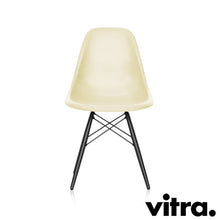 Load the image into the gallery viewer, Vitra Eames Fiberglass Side Chair DSW, Untergestell Ahorn, schwarz & weitere Farben