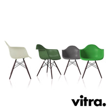 Load the image into the gallery viewer, Vitra Eames Plastic Armchair RE - DAW, Untergestell Ahorn, dunkel & weitere Farben