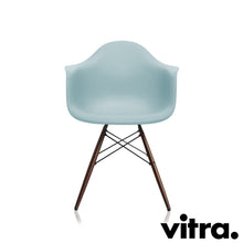 Load the image into the gallery viewer, Vitra Eames Plastic Armchair RE - DAW, Untergestell Ahorn, dunkel & weitere Farben