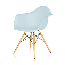 Lade das Bild in den Galerie-Viewer, Vitra Eames Plastic Armchair RE DAW, Untergestell Ahorn, gelblich & weitere Farben