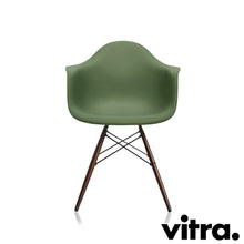 Load the image into the gallery viewer, Vitra Eames Plastic Armchair RE - DAW, Untergestell Ahorn, dunkel & weitere Farben