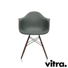 Load the image into the gallery viewer, Vitra Eames Plastic Armchair RE - DAW, Untergestell Ahorn, dunkel & weitere Farben