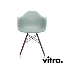 Load the image into the gallery viewer, Vitra Eames Plastic Armchair RE - DAW, Untergestell Ahorn, dunkel & weitere Farben