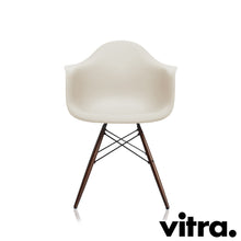Load the image into the gallery viewer, Vitra Eames Plastic Armchair RE - DAW, Untergestell Ahorn, dunkel & weitere Farben