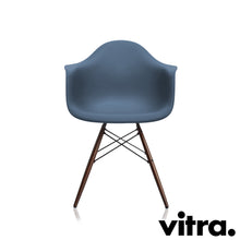 Load the image into the gallery viewer, Vitra Eames Plastic Armchair RE - DAW, Untergestell Ahorn, dunkel & weitere Farben