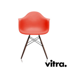 Load the image into the gallery viewer, Vitra Eames Plastic Armchair RE - DAW, Untergestell Ahorn, dunkel & weitere Farben