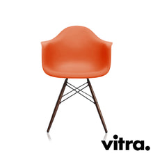 Load the image into the gallery viewer, Vitra Eames Plastic Armchair RE - DAW, Untergestell Ahorn, dunkel & weitere Farben