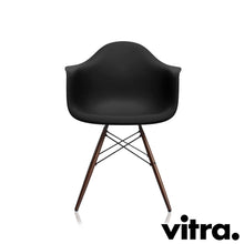 Load the image into the gallery viewer, Vitra Eames Plastic Armchair RE - DAW, Untergestell Ahorn, dunkel & weitere Farben