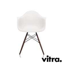 Load the image into the gallery viewer, Vitra Eames Plastic Armchair RE - DAW, Untergestell Ahorn, dunkel & weitere Farben