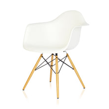 Lade das Bild in den Galerie-Viewer, Vitra Eames Plastic Armchair RE DAW, Untergestell Ahorn, gelblich & weitere Farben