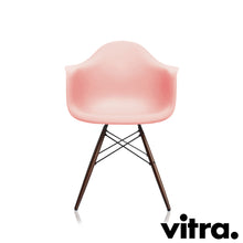 Load the image into the gallery viewer, Vitra Eames Plastic Armchair RE - DAW, Untergestell Ahorn, dunkel & weitere Farben