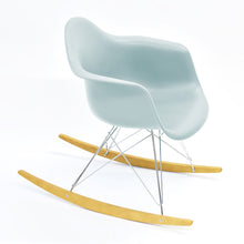 Carica l'immagine nel visualizzatore di Gallery, Vitra Eames Schaukelstuhl - Plastic Armchair RE RAR