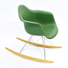 Carica l'immagine nel visualizzatore di Gallery, Vitra Eames Schaukelstuhl - Plastic Armchair RE RAR