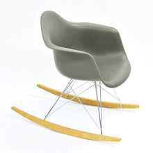 Carica l'immagine nel visualizzatore di Gallery, Vitra Eames Schaukelstuhl - Plastic Armchair RE RAR