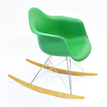 Carica l'immagine nel visualizzatore di Gallery, Vitra Eames Schaukelstuhl - Plastic Armchair RE RAR
