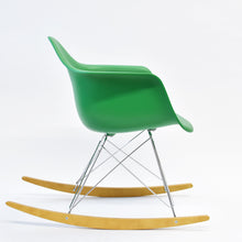 Carica l'immagine nel visualizzatore di Gallery, Vitra Eames Schaukelstuhl - Plastic Armchair RE RAR